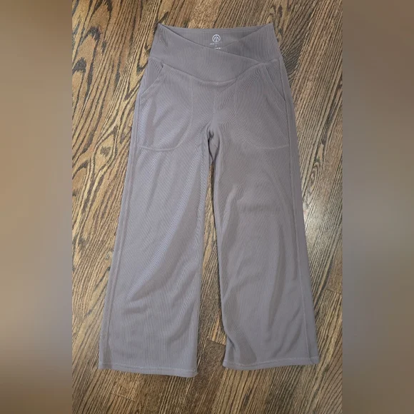 🌟7/25$ MOVE THEOLOGY Ribbed Crossover Waist Mid Rise Flare Yoga Capri - Picture 5 of 6